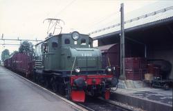 Elektrisk lokomotiv El 1 2013 med godstog 5372 på Vikersund 