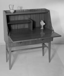 Skrivebord med skuffer og hyller.