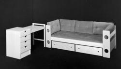 Sofa og skrivebord med skuffer.