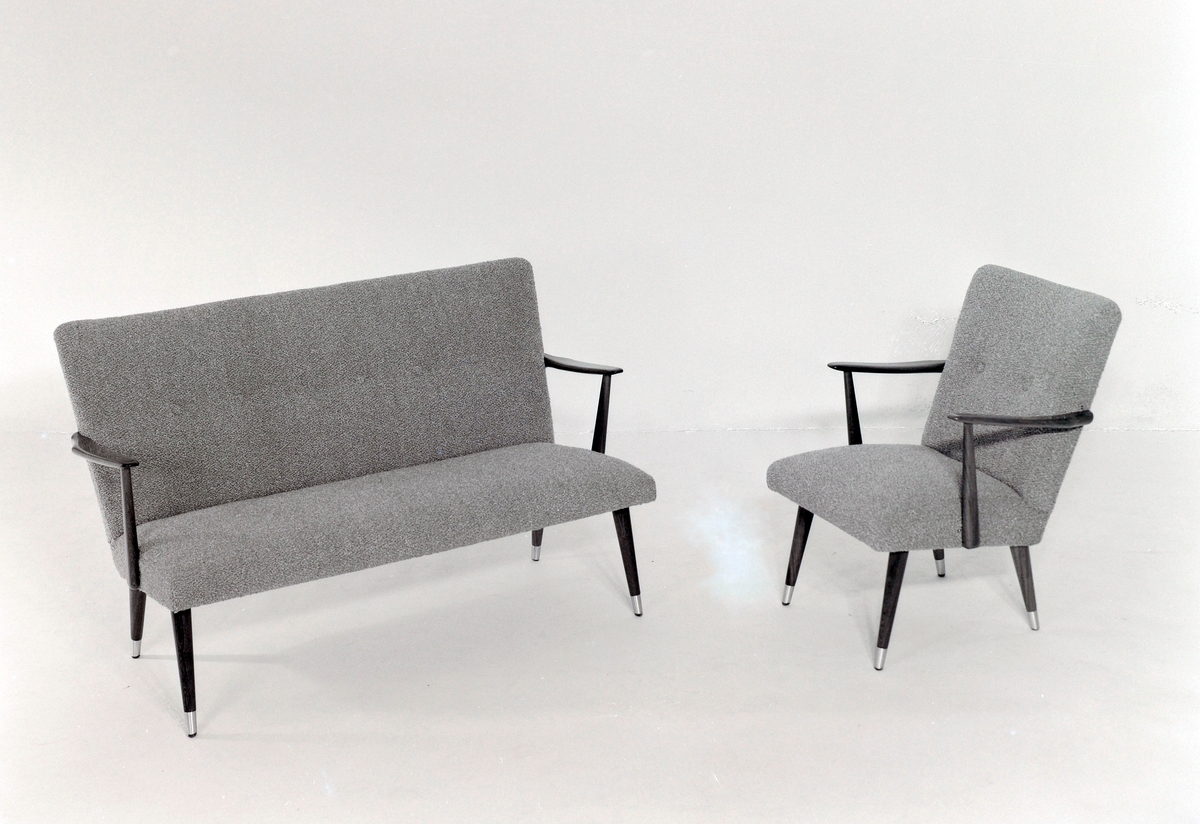 Sofabenk og armlenestol.