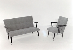 Sofabenk og armlenestol.