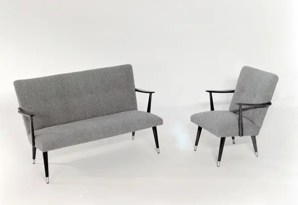 Sofabenk og armlenestol.