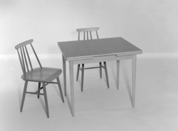 Spisestove. Bord med sideklaffar og stolar.