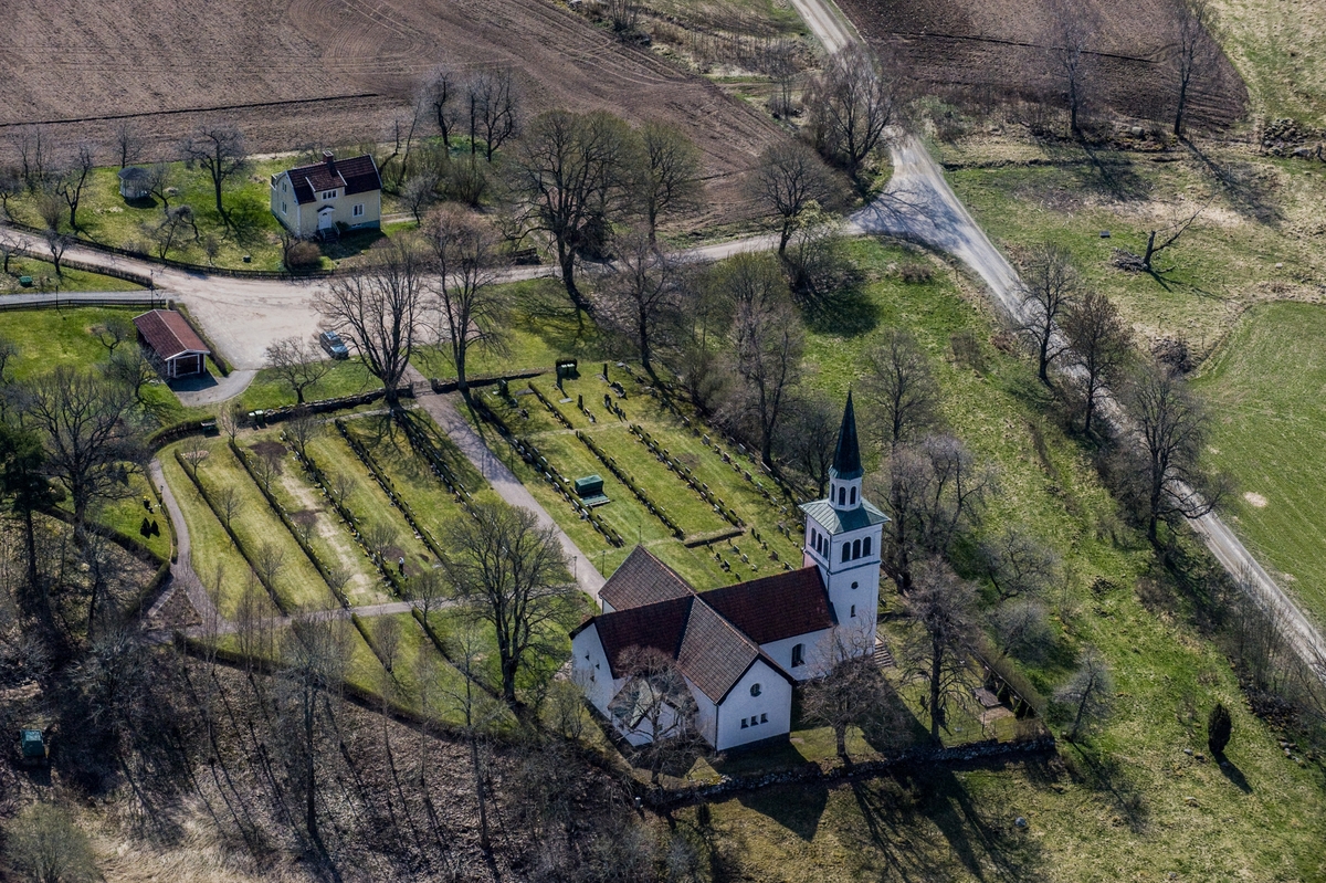 Flygfoto över Marbäcks kyrka i Aneby kommun.