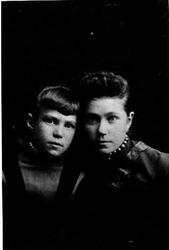 Portrett av to unge jenter