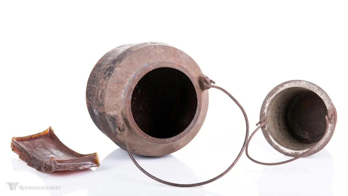 Består av en yttergryte til vannbad og en mindre limpotte innvendig. Både gryten og potten har hanke. Et stykke varmelim ligger ved gryten.

En limpotte er en beholder hvor trelim varmes opp. Limpotten består av en ytre, vannfylt beholder (varmelim tåler ikke å komme over kokepunktet) og en indre, emaljert potte, hvor limen ligger. At den indre potten er emaljert skyldes at limen heller ikke tåler å komme i kontakt med jern.