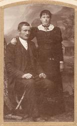 Studioportrett av et par.