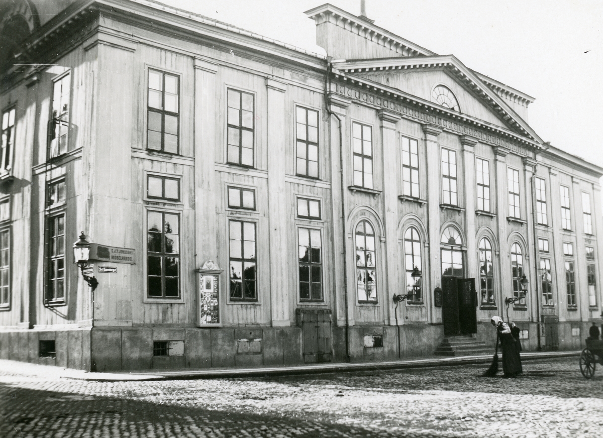 Linköpings gamla teater. Även kallad Assemblée- och spektakelhuset. Riven 1901 och ersatt med nuvarande teaterhus i staden.
