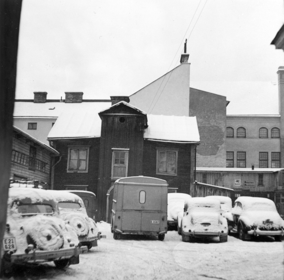 Gårdshus i kvarteret Ankarstocken i Norrköping. Fotografiet taget i samband med Norrköpings stads stiftelse Hyresbostäders rivningsansökan 1958. Idag ligger här p-huset Ankaret.