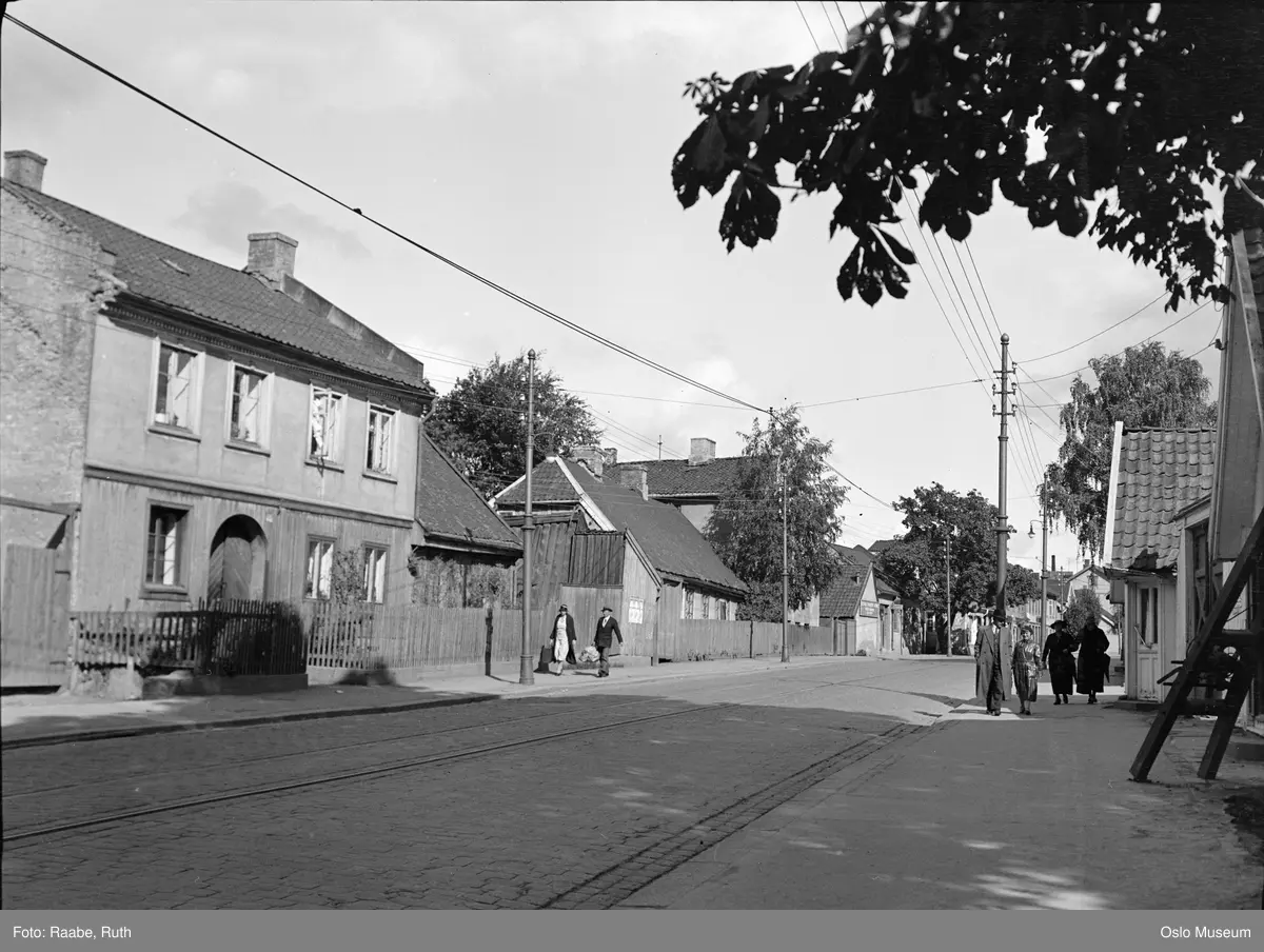 gateløp, fortau, mennesker, bygård, trehusbebyggelse, gjerder