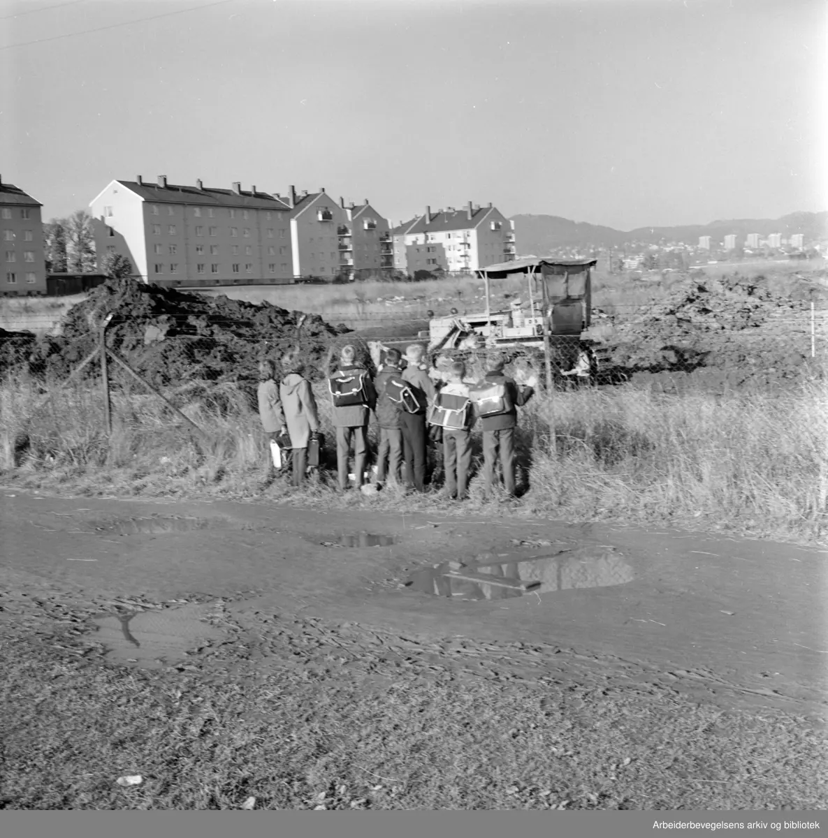 Valle- Hovin: Sterten på å lage den kunstfrosne banen. Oktober 1963.