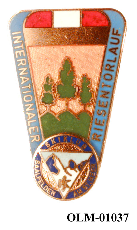 Inneholder 101 merker, pins og  medaljer.
Guttorm Berge tok tilbake samlingen 21.mai 1996.-notert i aksesjonsboken.