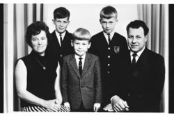 Familiebilde av
Framme frå v. Olaug Kårmo Haugo,Gunnar Haug