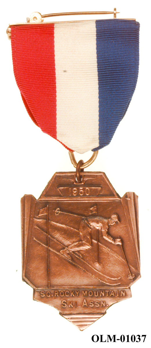 Inneholder 101 merker, pins og  medaljer.
Guttorm Berge tok tilbake samlingen 21.mai 1996.-notert i aksesjonsboken.