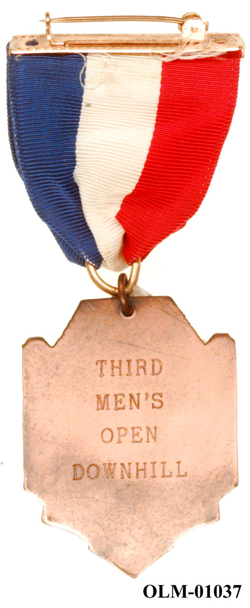 Inneholder 101 merker, pins og  medaljer.
Guttorm Berge tok tilbake samlingen 21.mai 1996.-notert i aksesjonsboken.