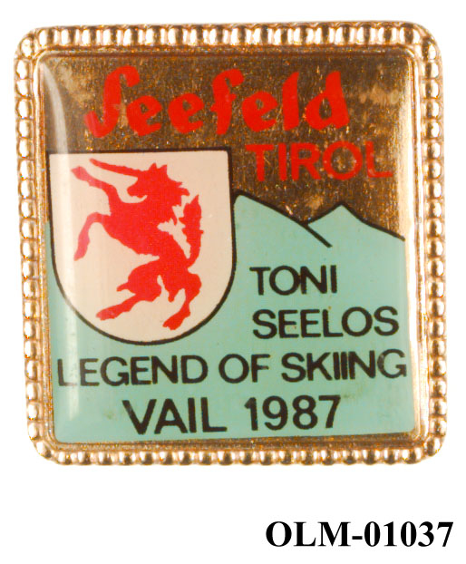 Inneholder 101 merker, pins og  medaljer.
Guttorm Berge tok tilbake samlingen 21.mai 1996.-notert i aksesjonsboken.