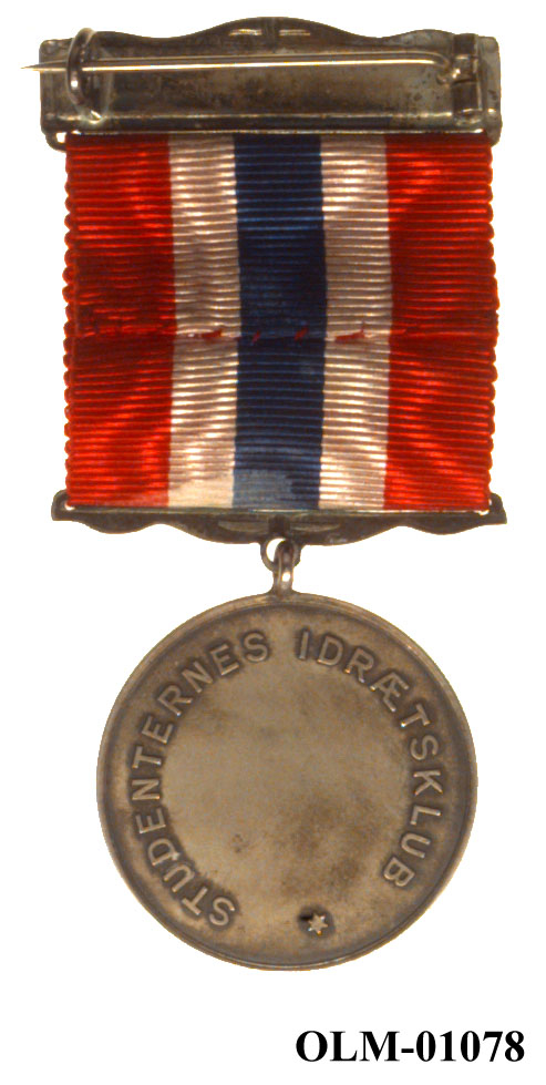 32 forskjellige medaljer og merker i ramme.
Bilde 7 er deltdagermerke fra Amsterdam 1928.
Bilde 18 og 19 er deltagermedalje fra Amsterdam 1928.
Bilde 20 og 21 er sølvmedaljen fra Antwerpen 1920.
Bilde 26 og 27 av bronsemedaljen fra Paris 1924.
Bilde 39 og 40 minnemedaljen fra Antwerpen 1920.