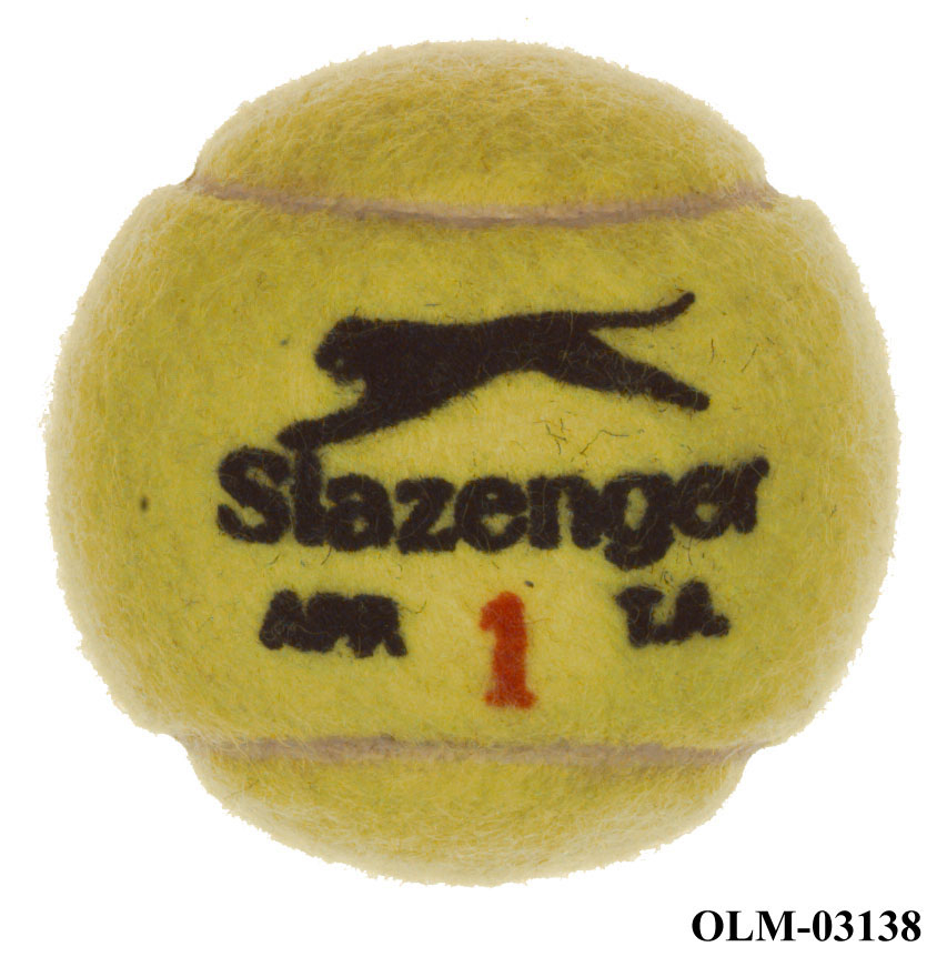 To gule tennisballer med logo for Slazenger i en brun fløyelspose .