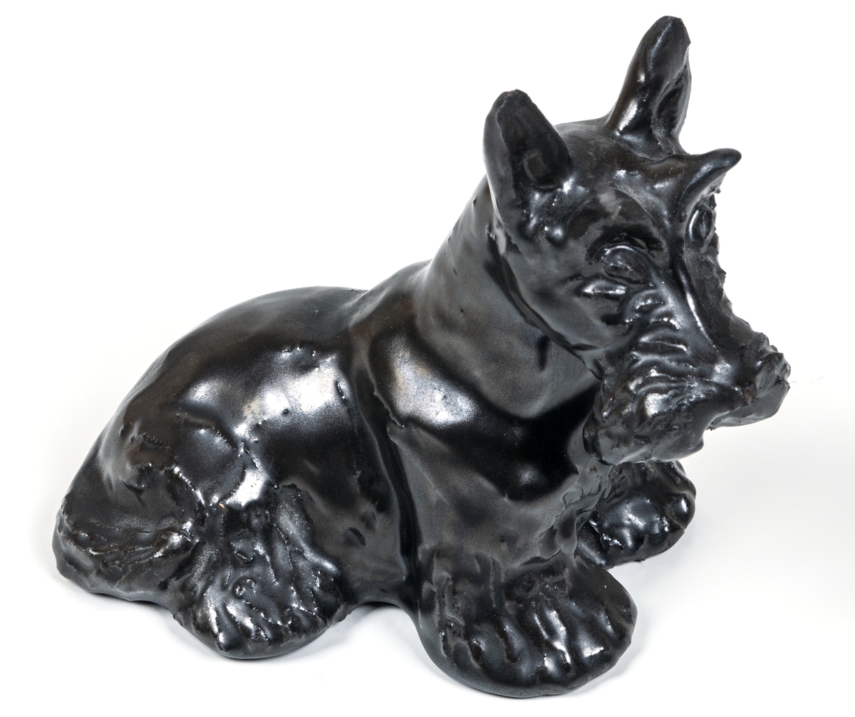 Figurin, hunden Skotte, lergods, svart glasyr, formgiven av Märta Willborg, 1930-talet.