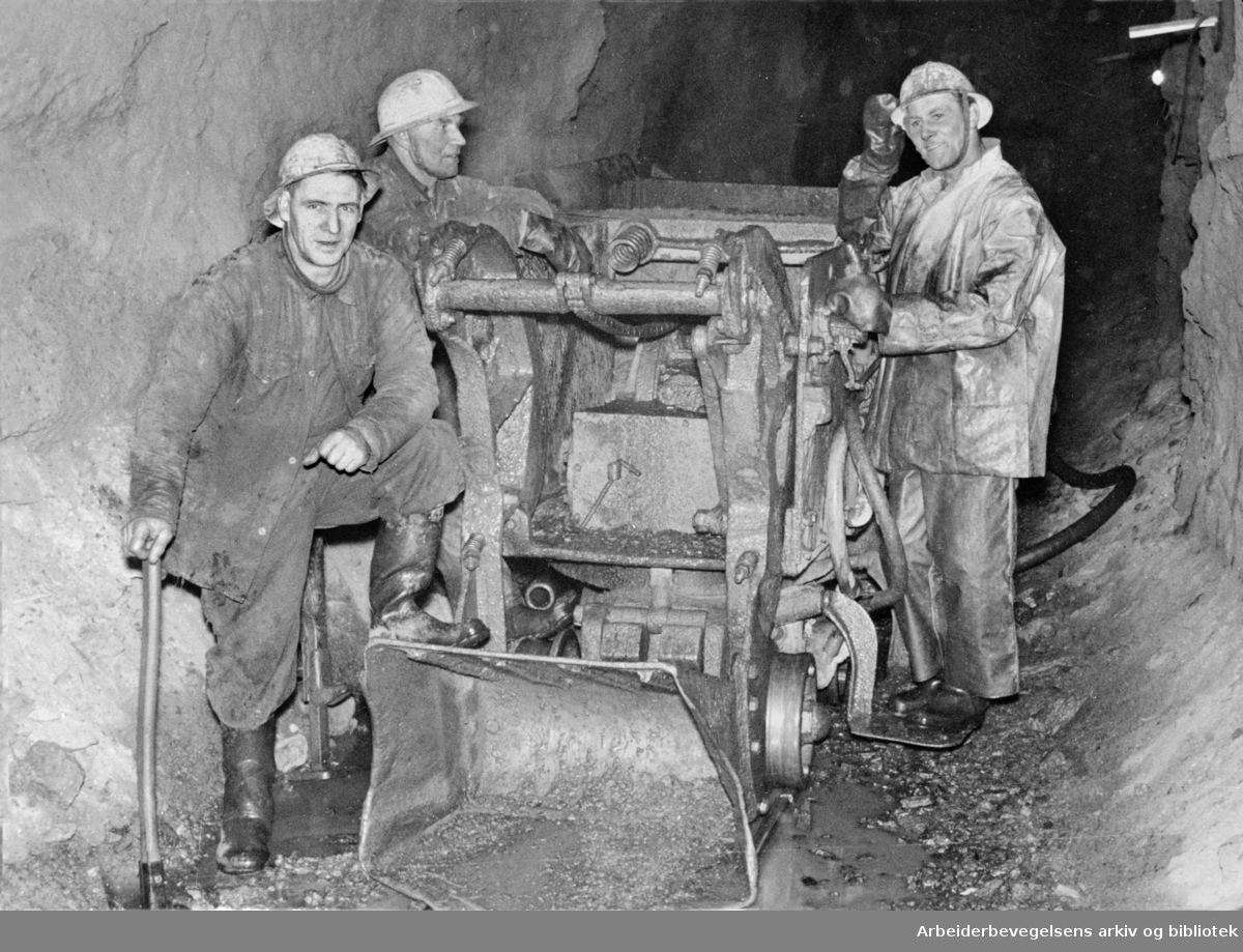 Tunnelarbeidere med en kastelaster under utbyggingen av Røssåga-verkene (Nedre Røssåga), i første halvdel av 1950-åra.