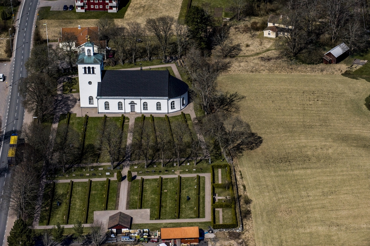 Flygfoto över Skede kyrka i Vetlanda kommun.
