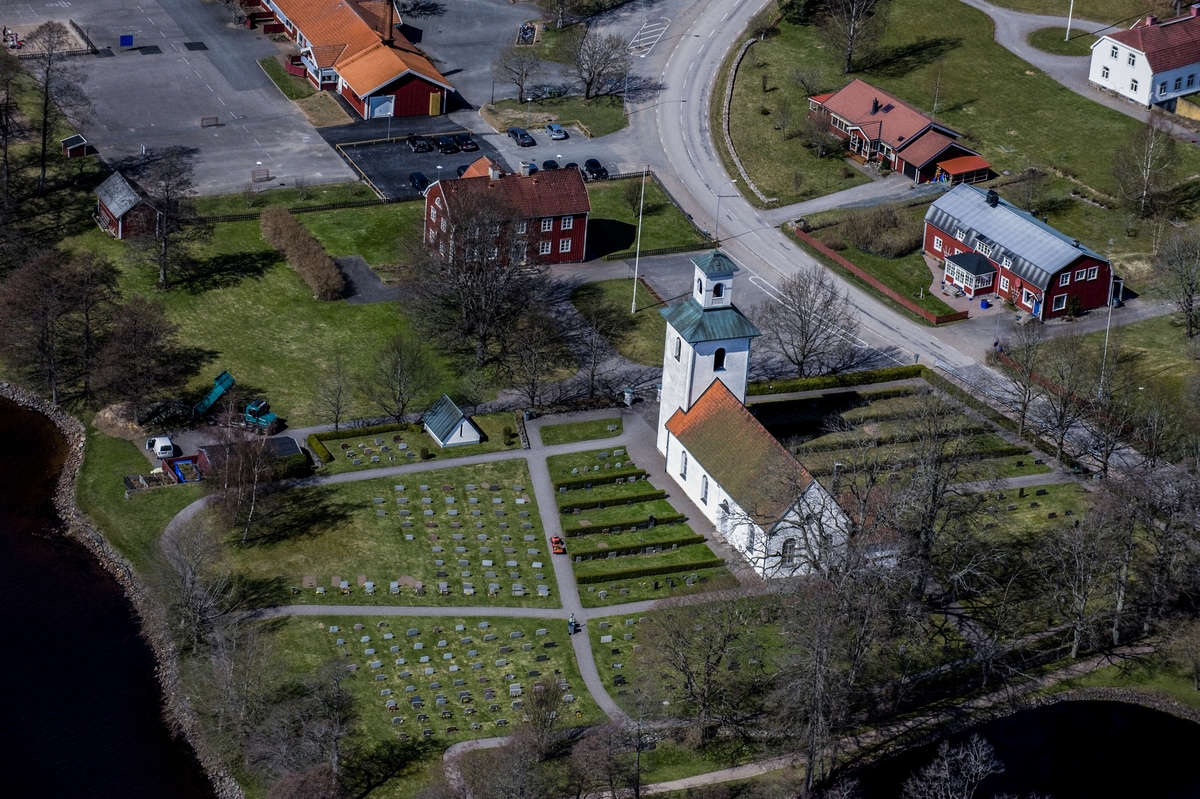 Flygfoto över Ramkvilla kyrka i Vetlanda kommun.