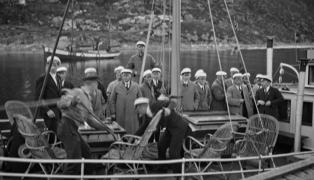 Sangkor ombord i båt ved Kommunekaia i Sjøgata.