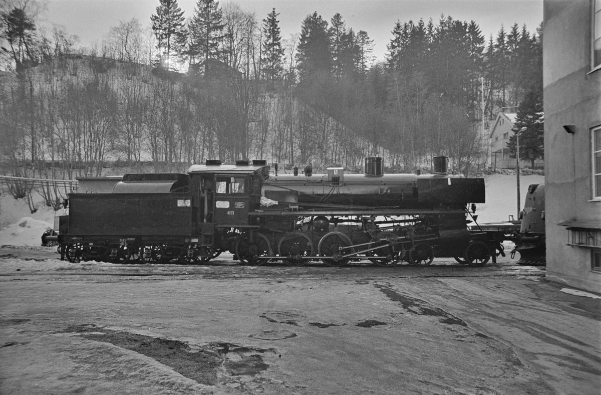 Et nyrevidert damplokomotiv type 26c nr. 411 trekkes ut fra Marienborg Verksted i Trondheim, som det siste damplokomotiv som fikk HR (hovedrevisjon) på dette verkstedet.