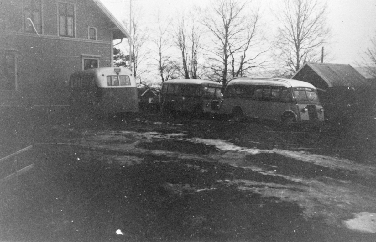 Busser utenfor driftsbestyrerboligen Bergan på Bjørkelangen. Bussene tilhører Urskog-Hølandsbanen.