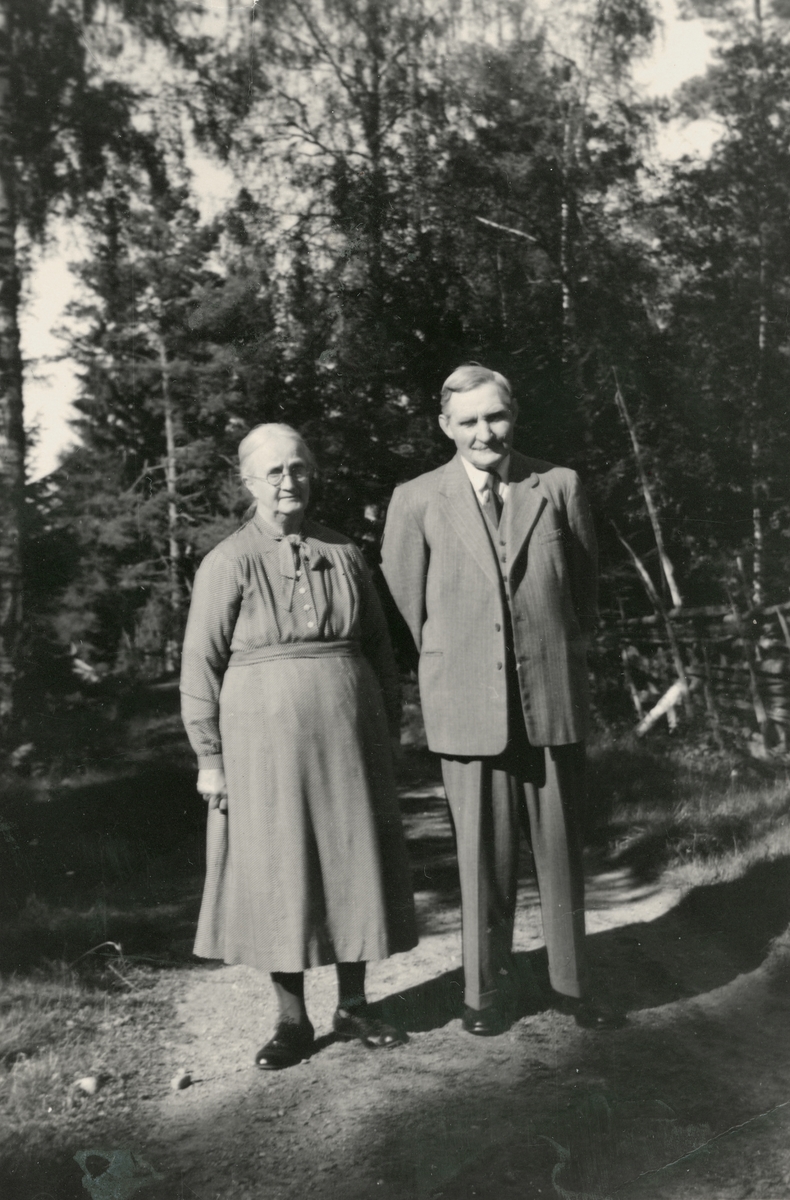 Porträtt av herr Oskar Antonsson och makan Vilhelmina "Mina" Antonsson, född Johansson. Paret bodde länge i det gamla skolhuset Lövsäter i Västra Harg, Oskar från giftemålet 1920 till sin död 1969. Mina redan från 1893 som lärarinna till sin död 1975 som 102-åring.