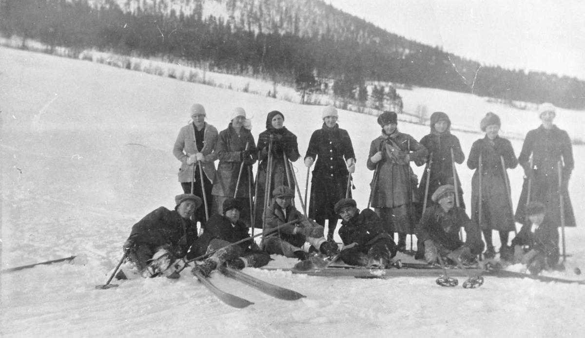 Gruppebilde, personer, ski og skistaver, klær, naturforhold. - Anno ...