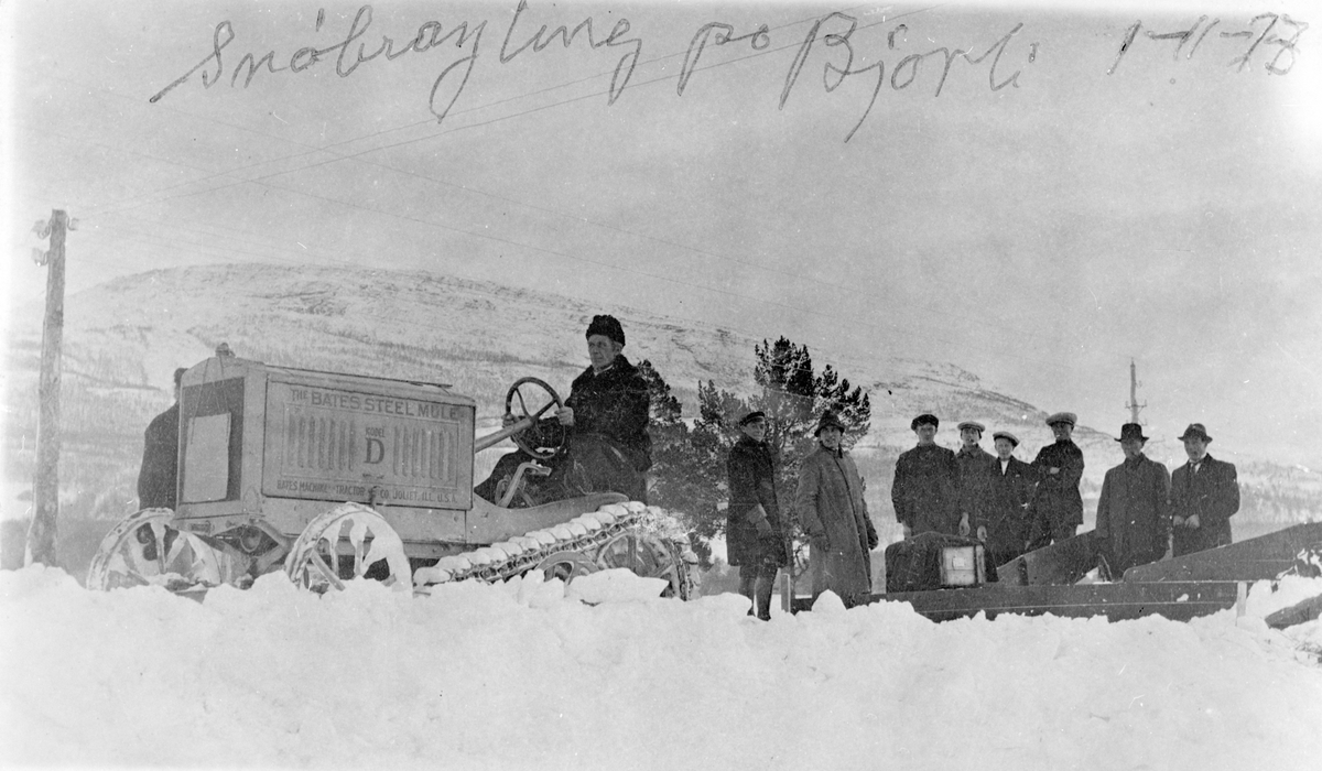 Bøvermoen, Bjorli
Snøbrøyting med beltetraktor (Bates Steel Mule modell D, produsert 1919-1920)
9 personer på bildet, ingen identifisert, nr 6 kan være en av Sig Ts brødre