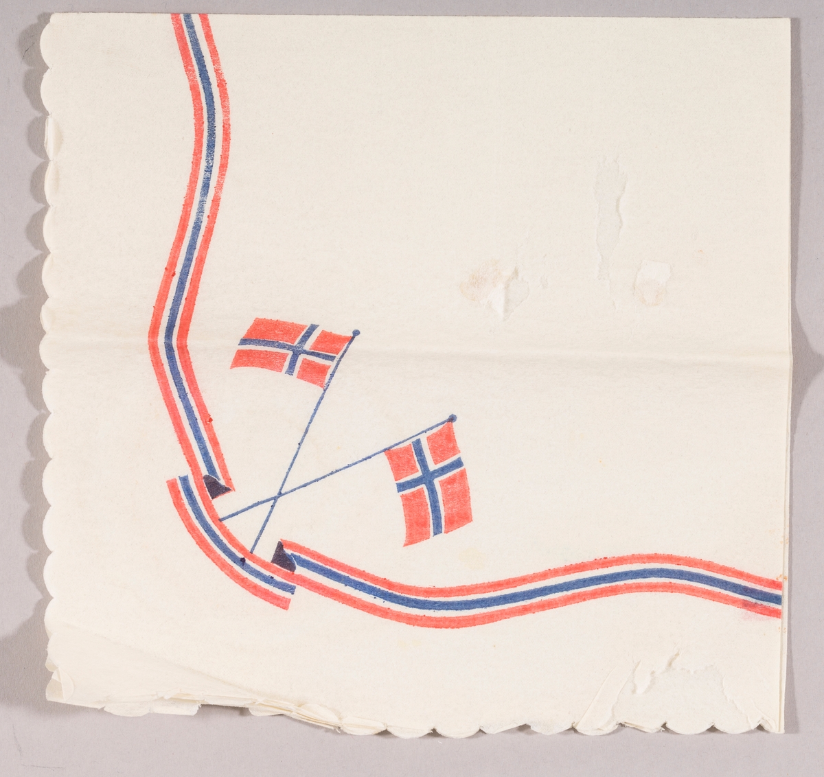 Svungen bånd i rødt og blått. To norske flagg i kryss.