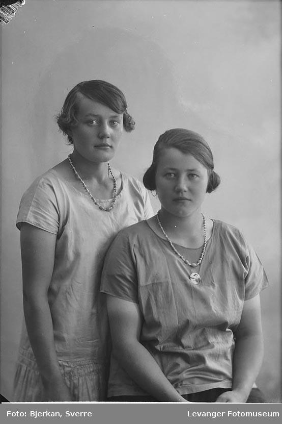 Portrett, trolig av to søstre. En av dem heter Gudrun Kongstad