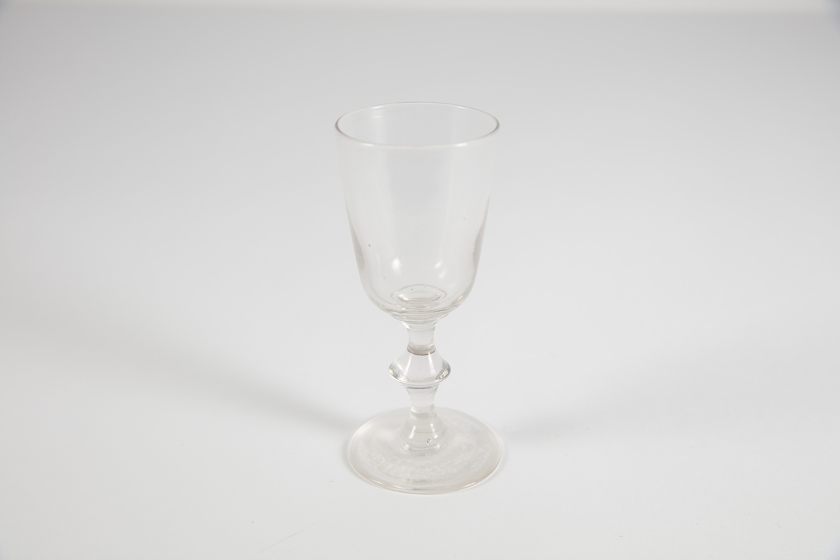 Et hetvinsglass/likørglass med stett.