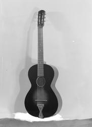Gitar for Olaf T. Ranum musikkforretning