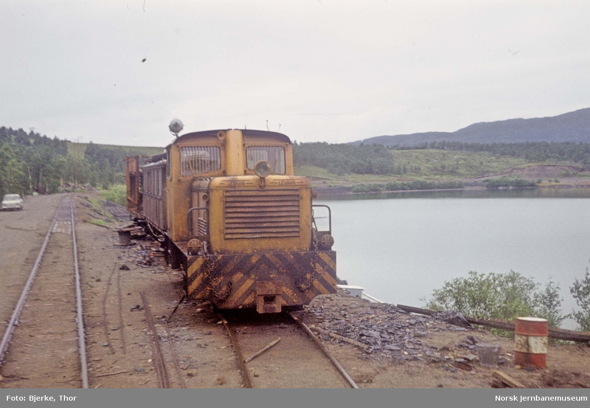 Statens Vegvesens lokomotiv på et sidespor, fotografert fra toget