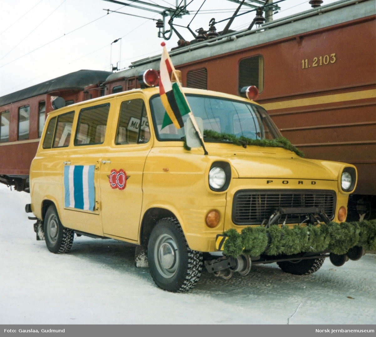 NSBs Ford Transit skinnebil BC31753 på Skoppum stasjon i forbindelse med innspilling av NSBs film "Toget" - med elektrisk lokomotiv El 11 2103