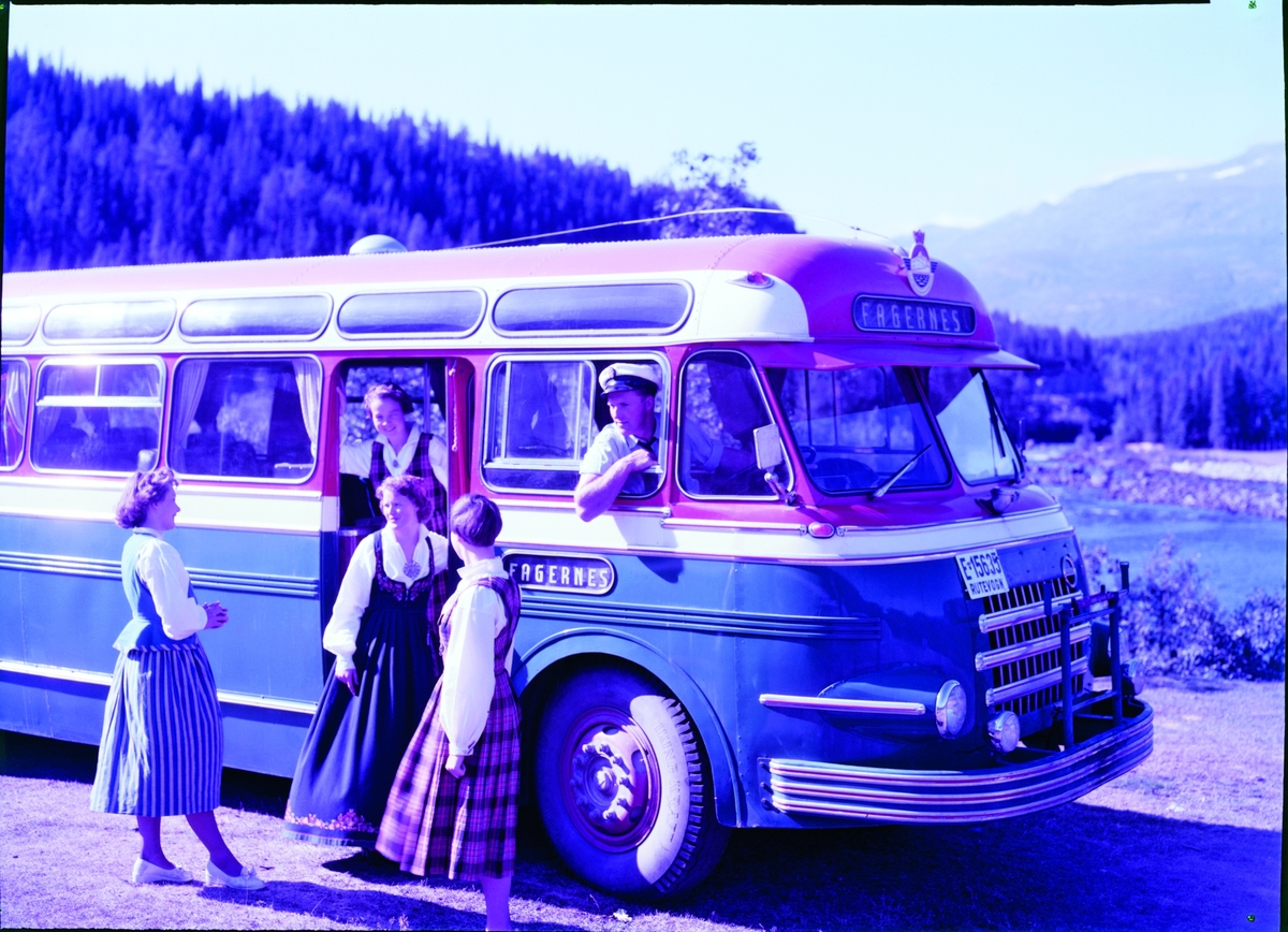 E-15635 Volvo B638 1954 mod. reg 08.03.54 med Larvik Karosseri var en staselig buss som vakte oppsikt.