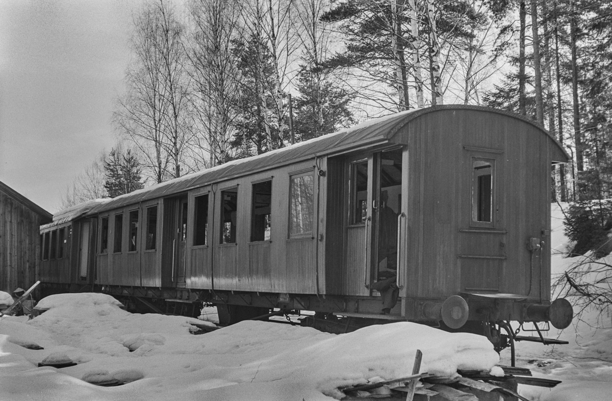 Rjukanbanens utrangerte personvogn Bo nr. 8 under opphugging på Hokksund.