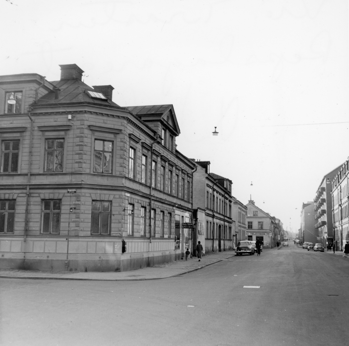 Parti av Norrköping. Repslagargatan västerut från korsningen med Skepparegatan. Till vänster ses bebyggelse inom kvarteret Trasten. Bilden tagen i samband med rivningsansökan 1960.