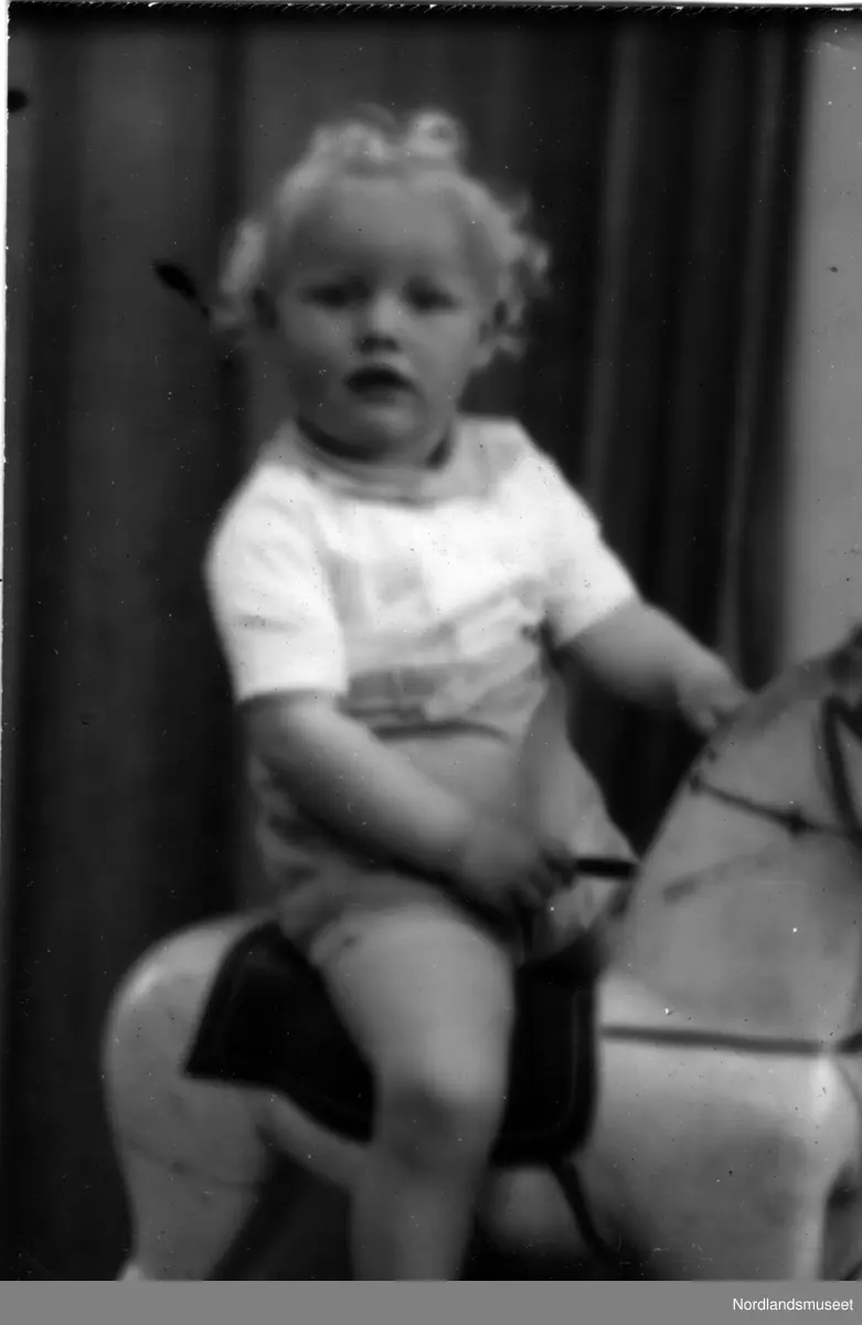 Portrett. Liten gutt på gyngehest. Didrik Ferkingstad, sønn av Magnhild ...