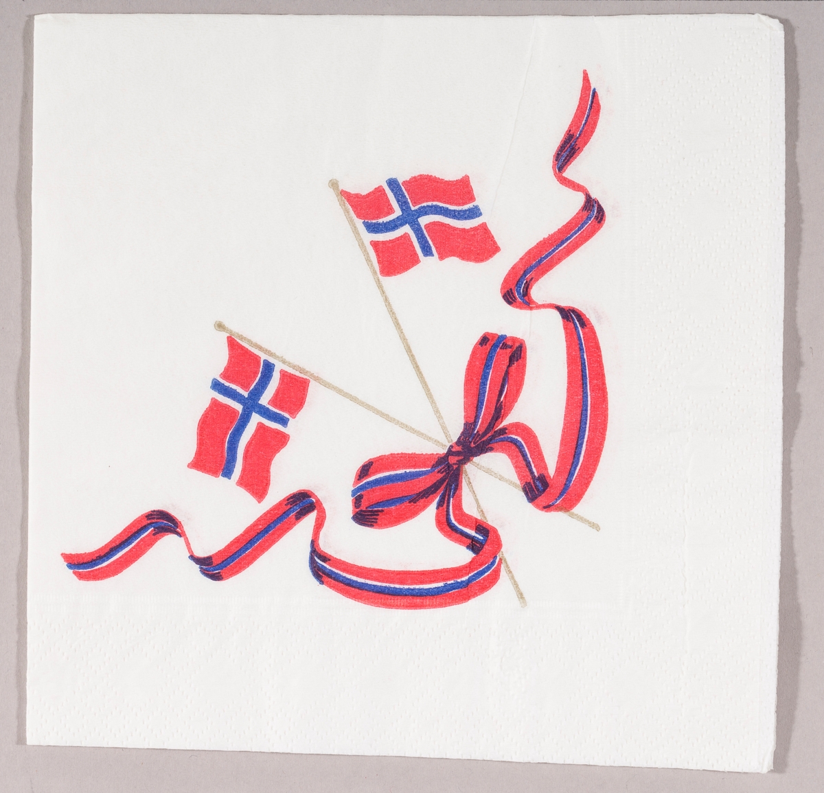 To norske flagg i kryss. Et bånd i rødt, hvitt og blått med sløyfe.