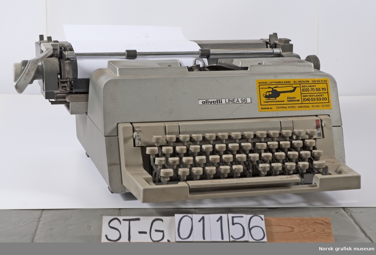 Skrivemaskin Olivetti Linea 98 (vanlig manuell maskin) brukt til å skrive alle saker i Dagbladet Rogaland - helt frem til de gikk over til data og offset på 1970-tallet.
Se aks.nr. 2014-31.