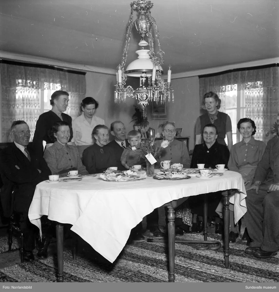 Familjebilder från en bemärkelsedag i Klingsta. Festföremålet är en gammal kvinna med efternamnet Wiklund.