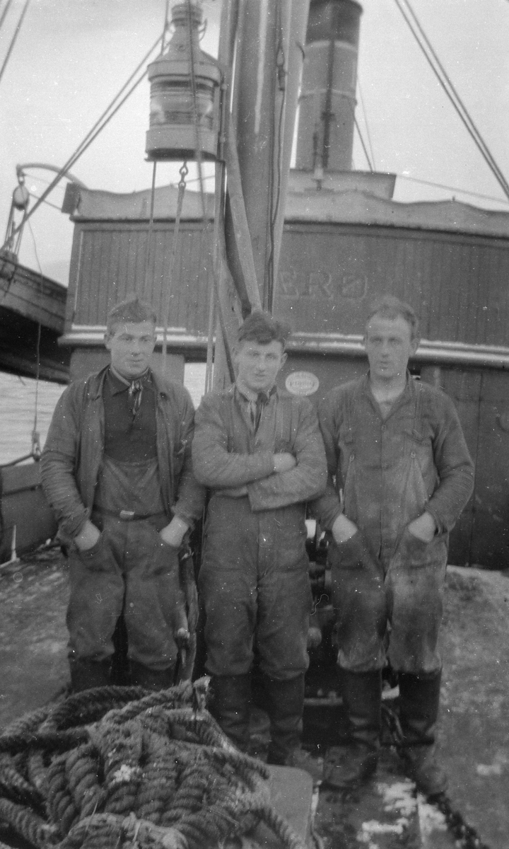 Tre menn ombord i båten Værø.