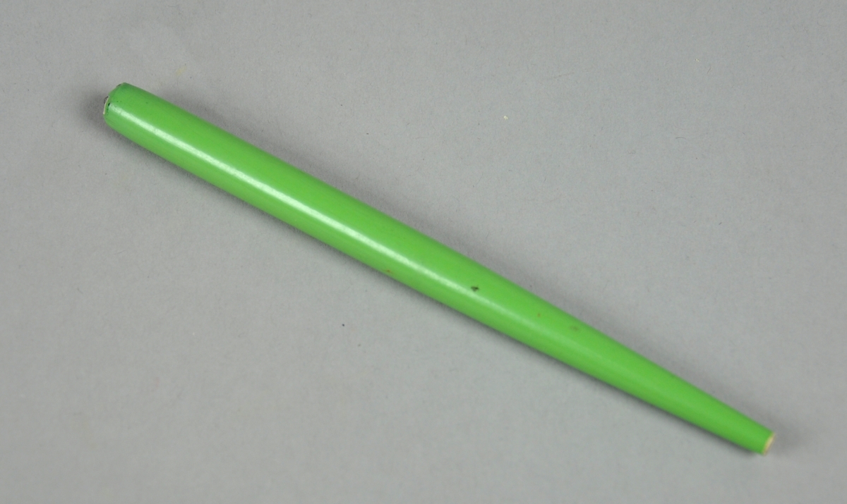 Grønt penneskapft med innsats for pennesplitt.