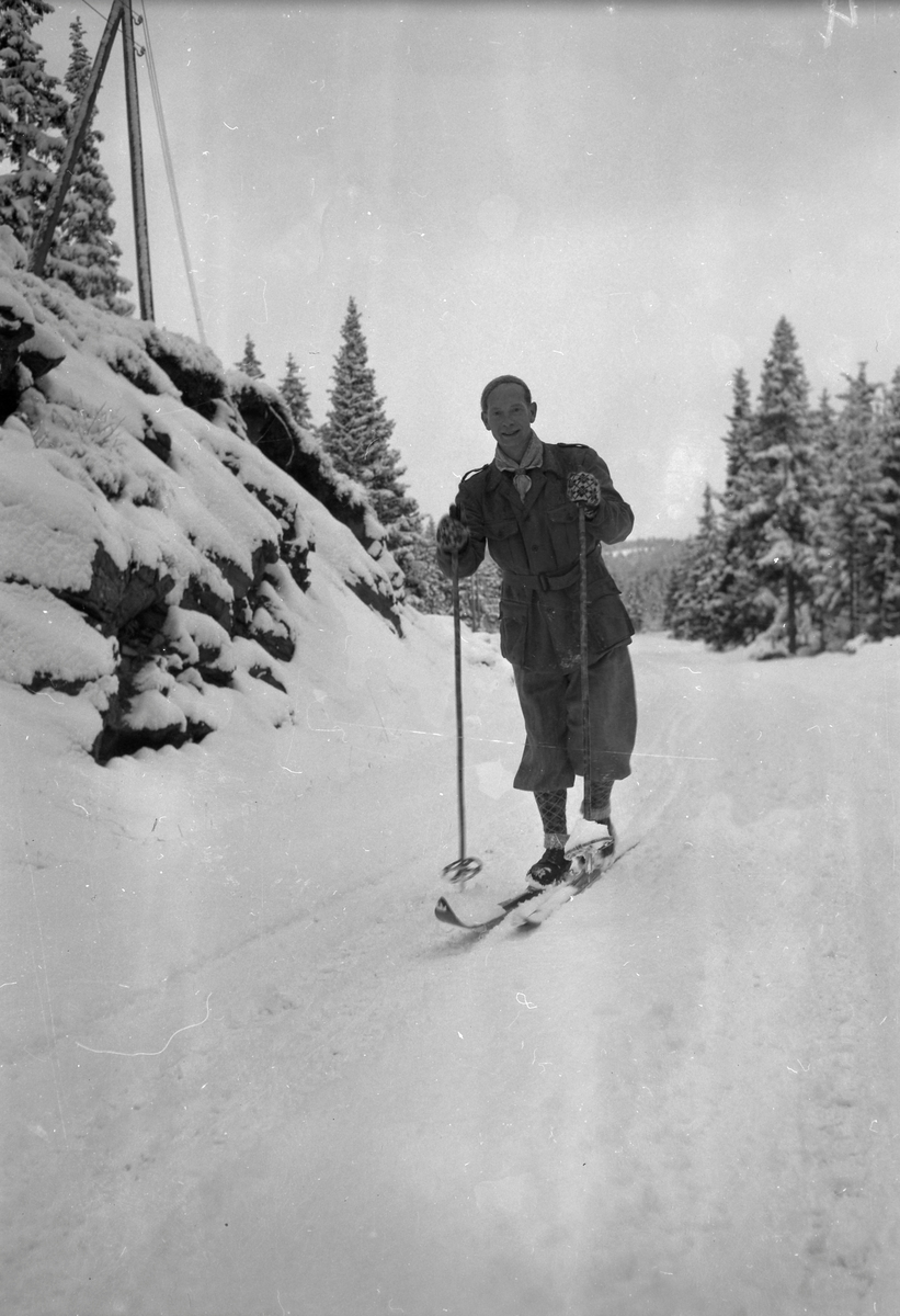 Bymarka, isskjæring, barn i lek, folk på ski - Sverresborg Trøndelag ...