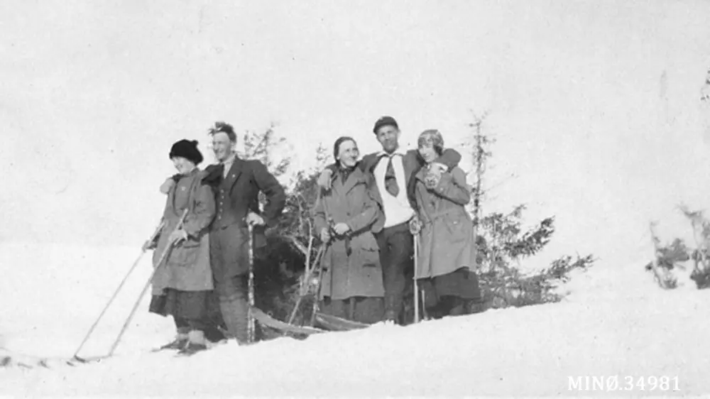 ungdommer på skitur