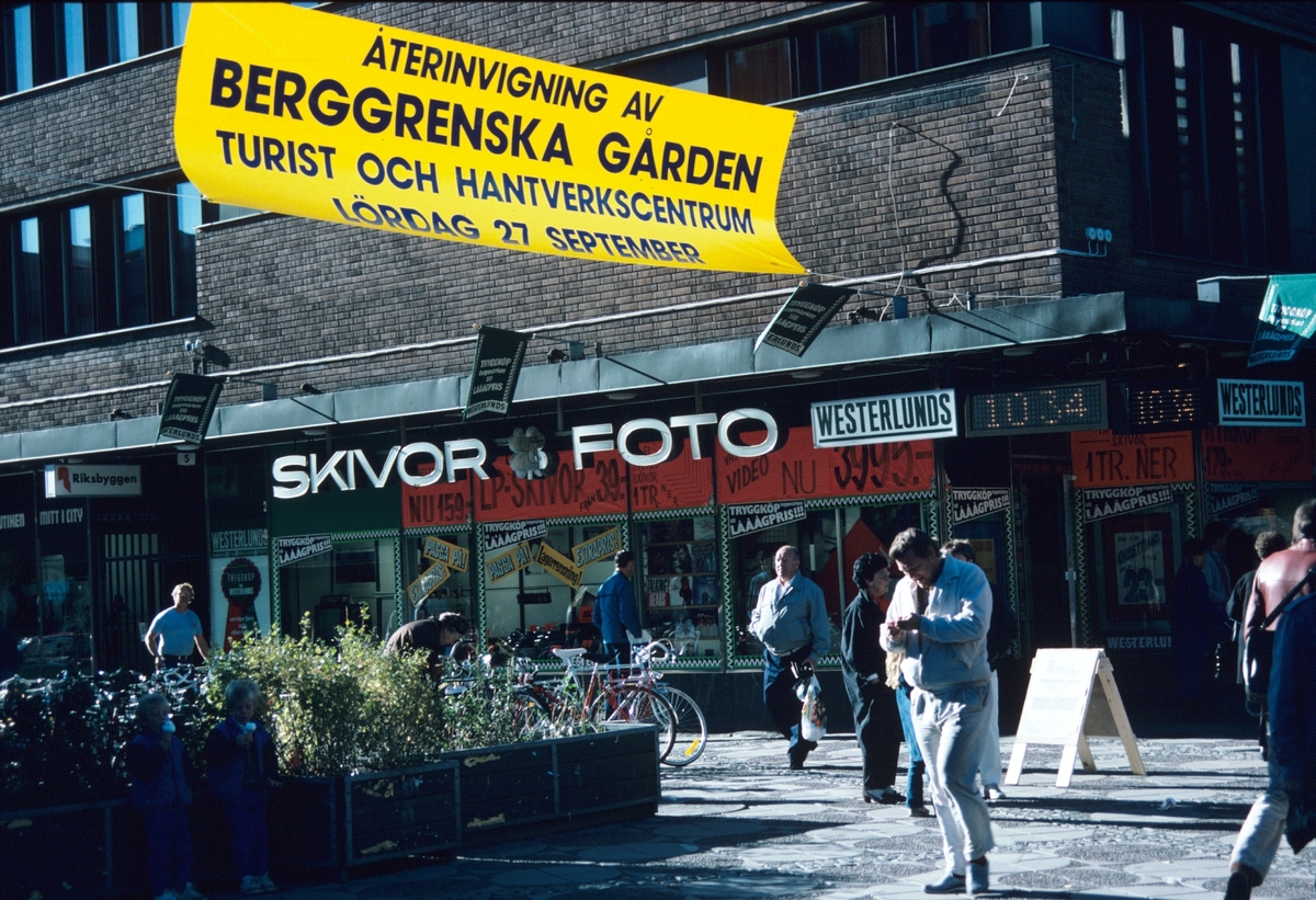 Westerlunds Radio och Tv affär vid stor torget. Korsningen Norra  Slottsgatan och Drottninggatan. - Länsmuseet Gävleborg / DigitaltMuseum